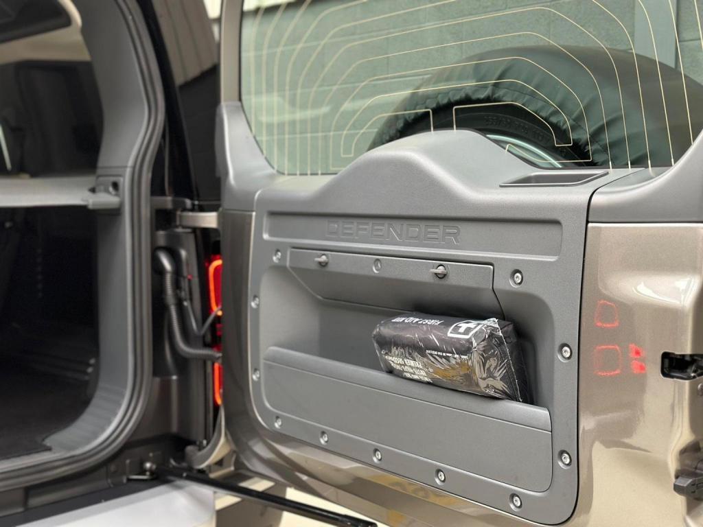 LAND ROVER DEFENDER 110