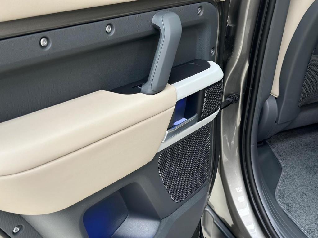 LAND ROVER DEFENDER 110