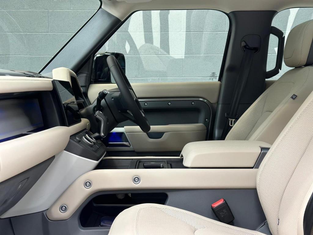 LAND ROVER DEFENDER 110