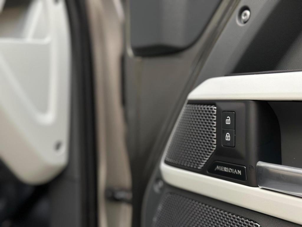 LAND ROVER DEFENDER 110