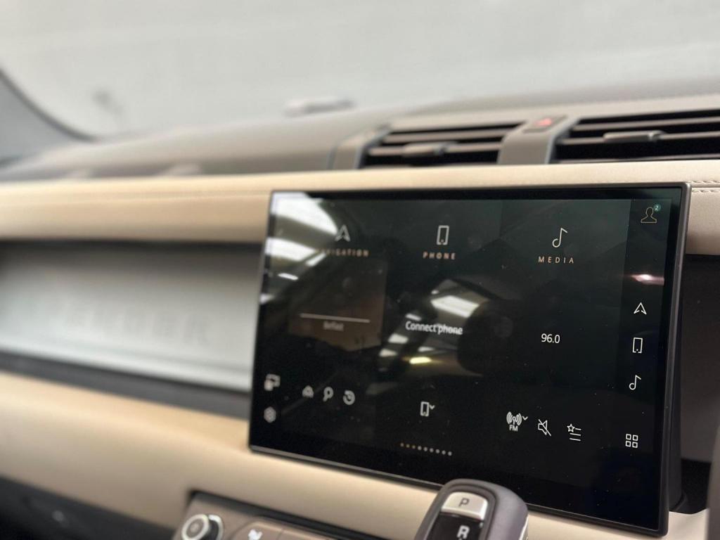 LAND ROVER DEFENDER 110