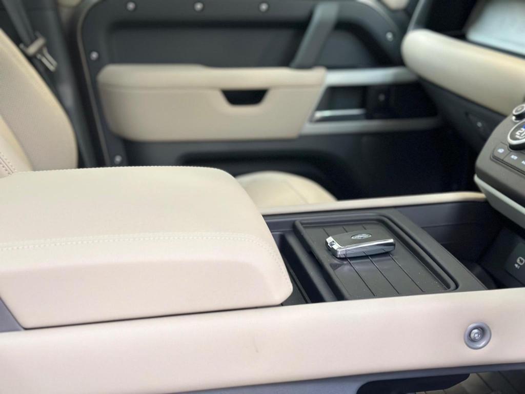 LAND ROVER DEFENDER 110