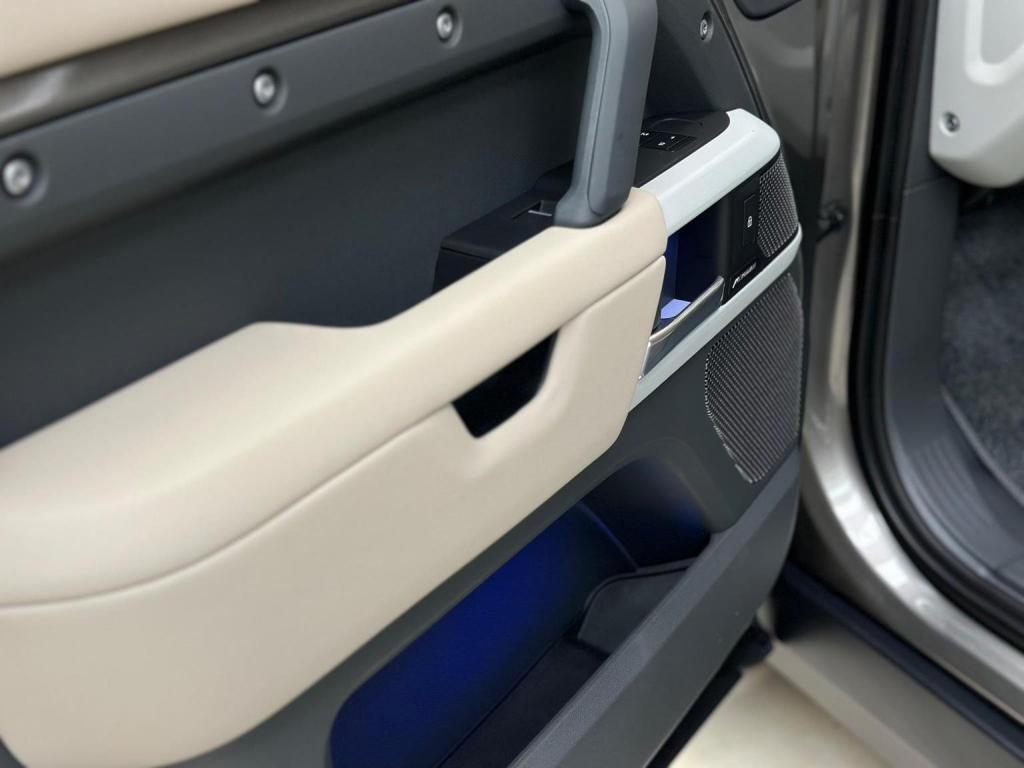 LAND ROVER DEFENDER 110