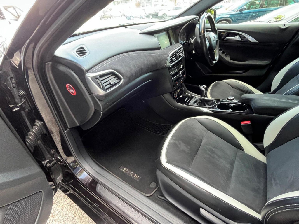 INFINITI Q30