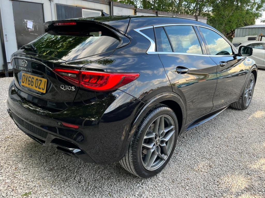 INFINITI Q30