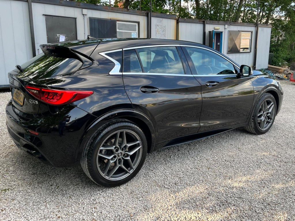 INFINITI Q30