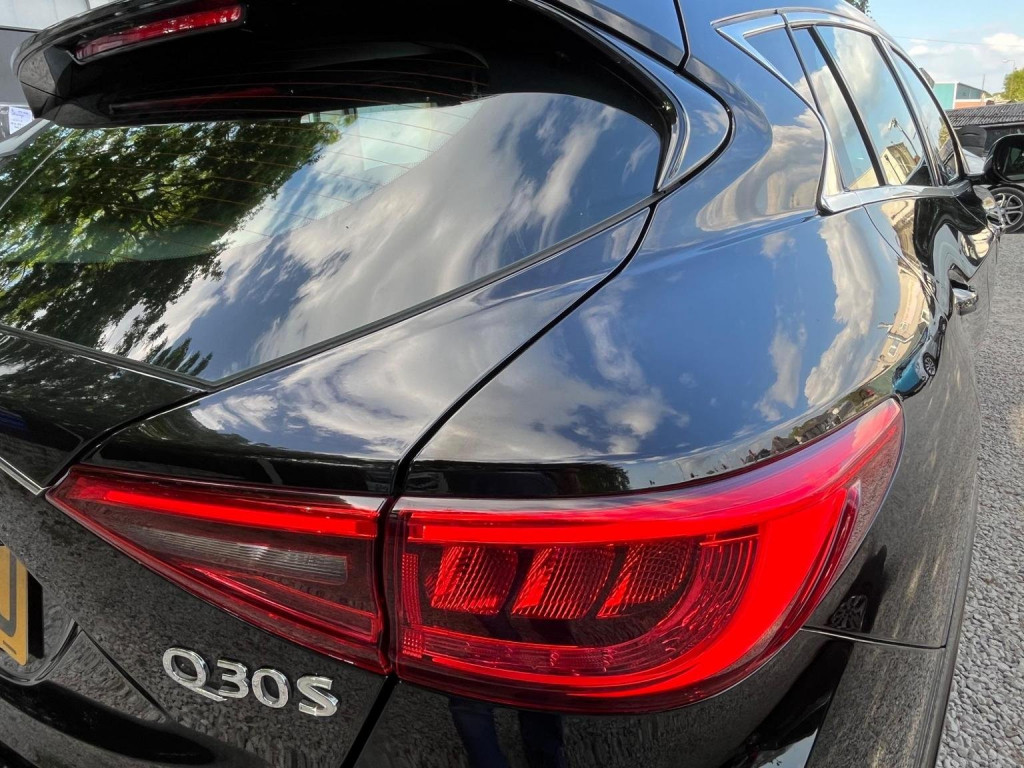 INFINITI Q30