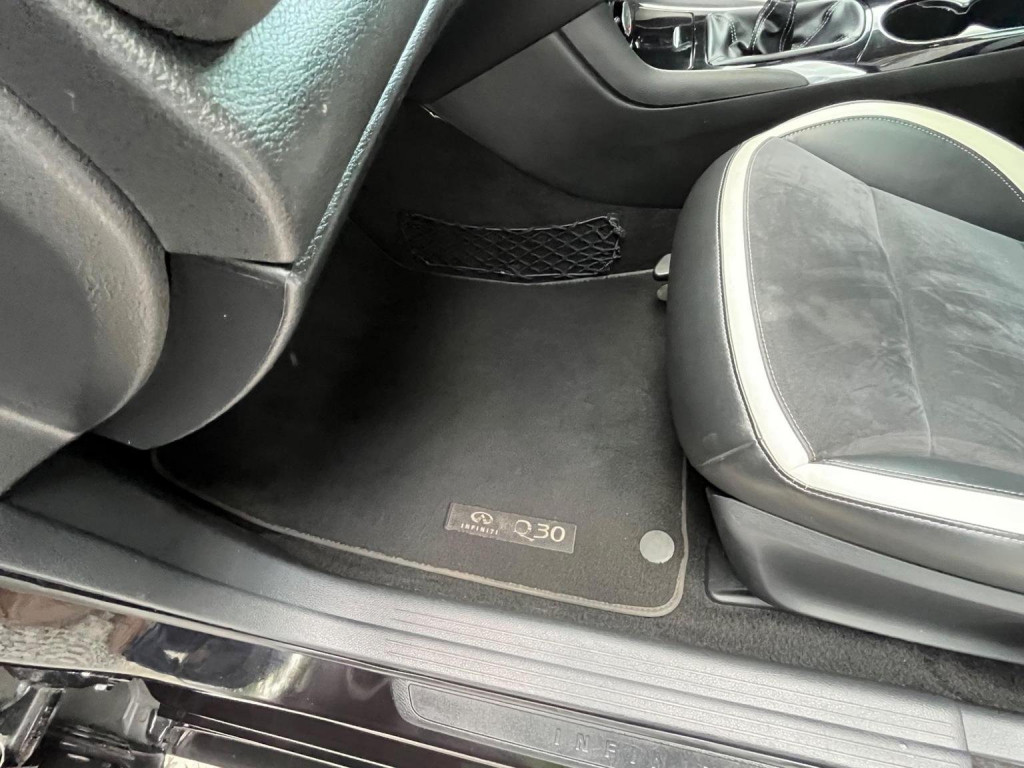 INFINITI Q30