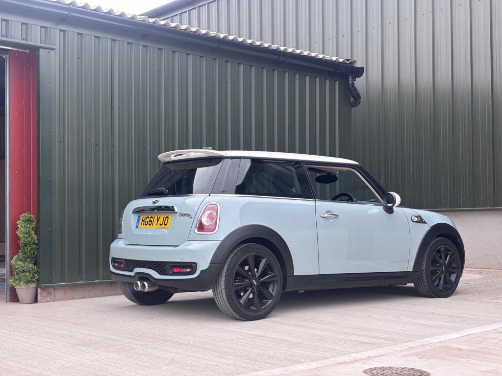 MINI HATCH