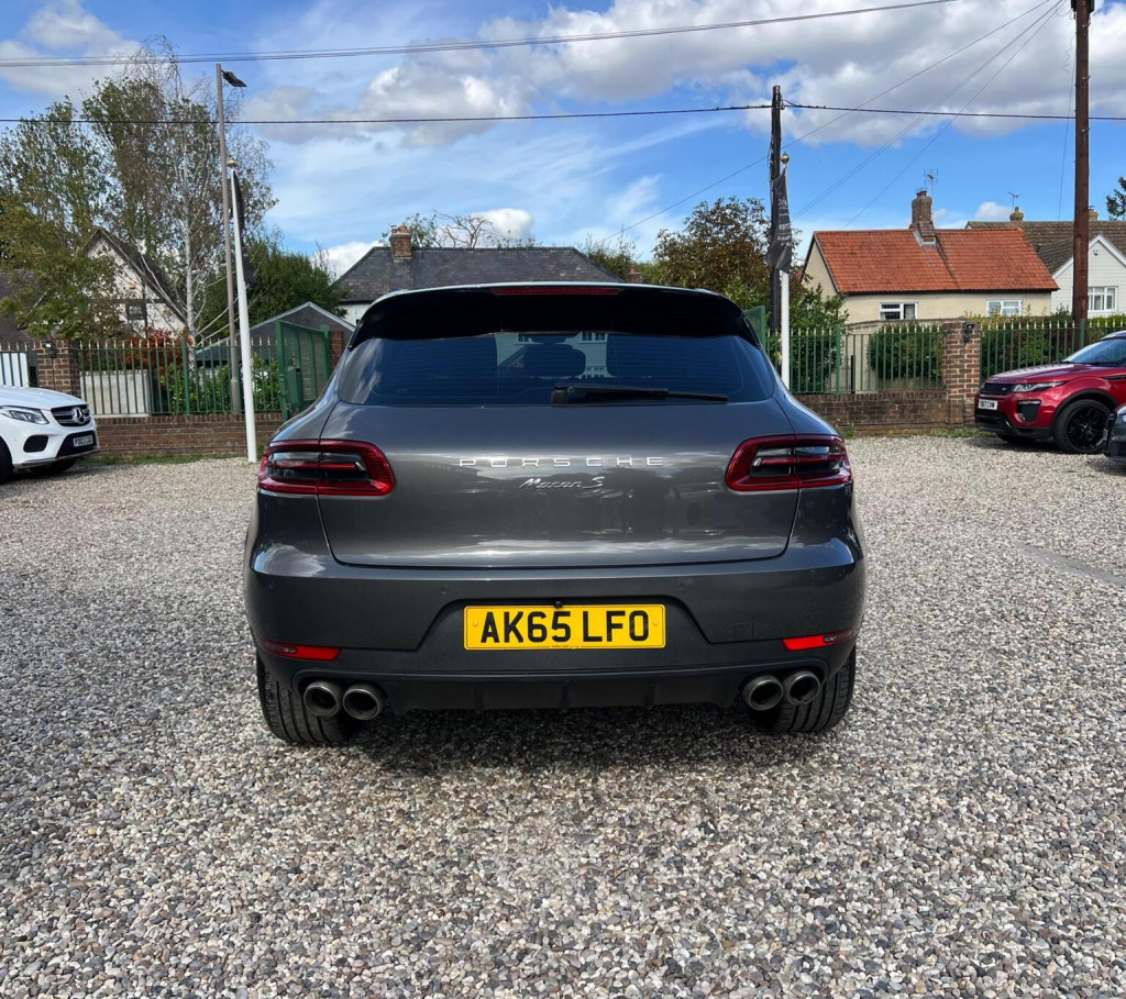 PORSCHE MACAN
