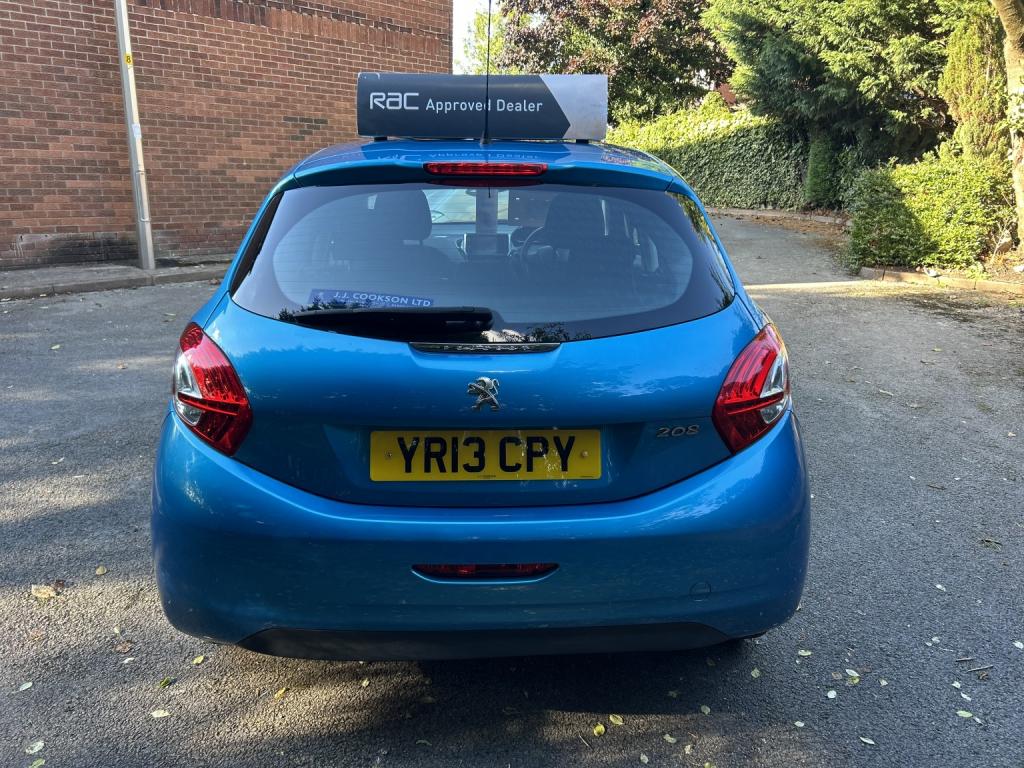 PEUGEOT 208