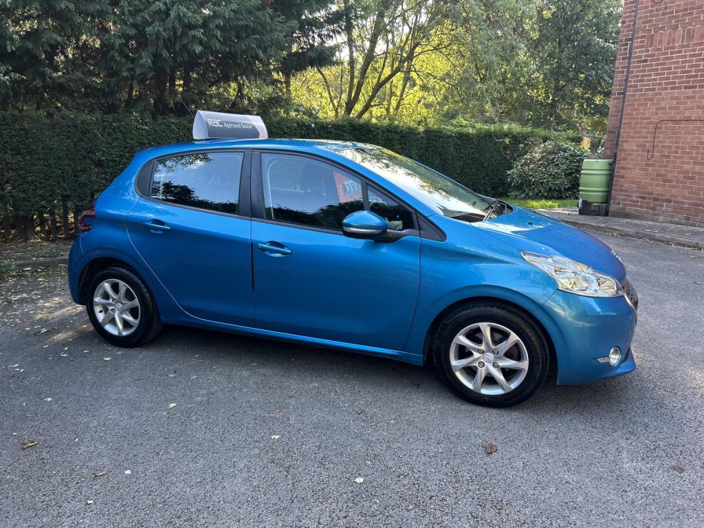 PEUGEOT 208