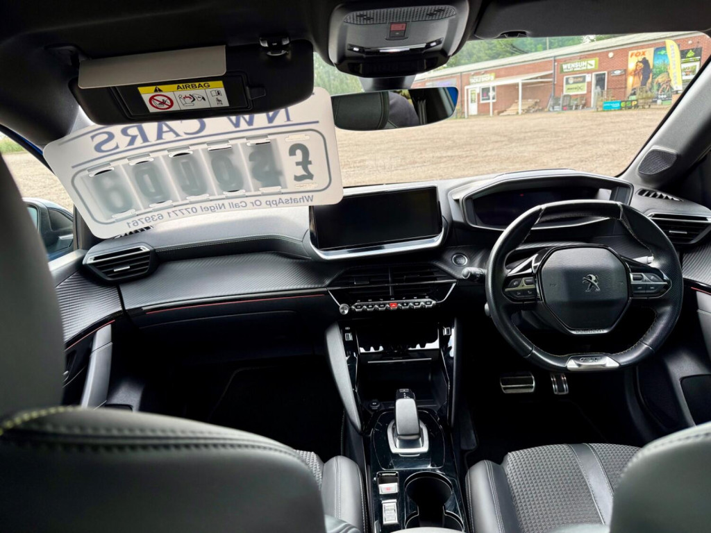 PEUGEOT E-208