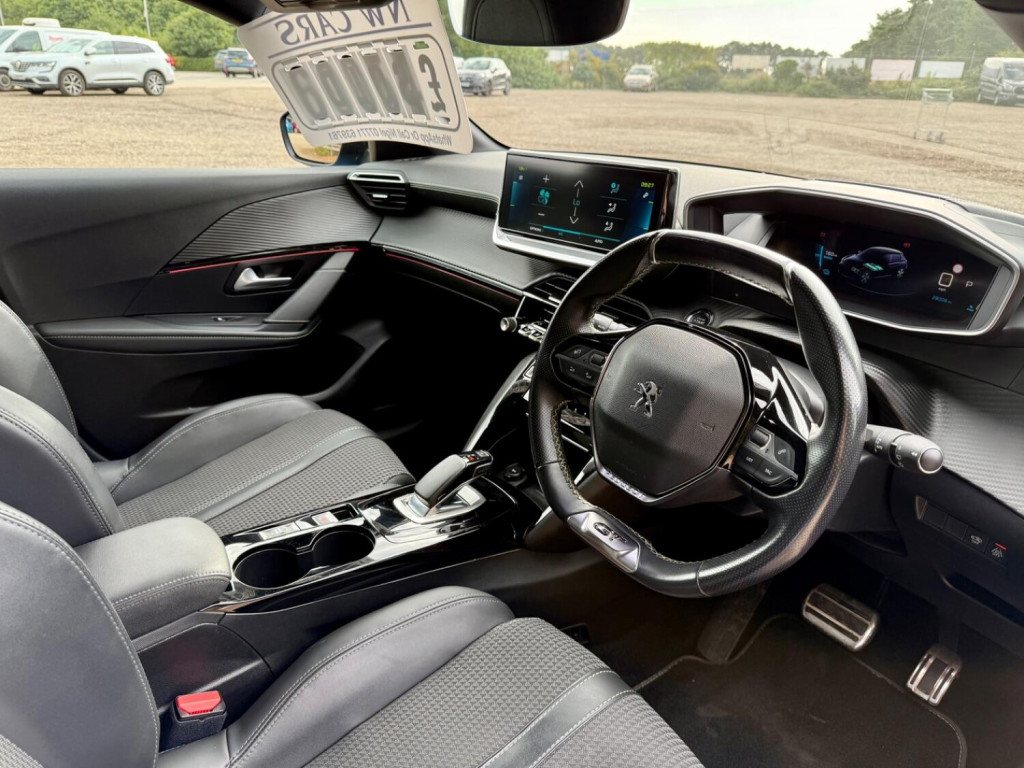 PEUGEOT E-208