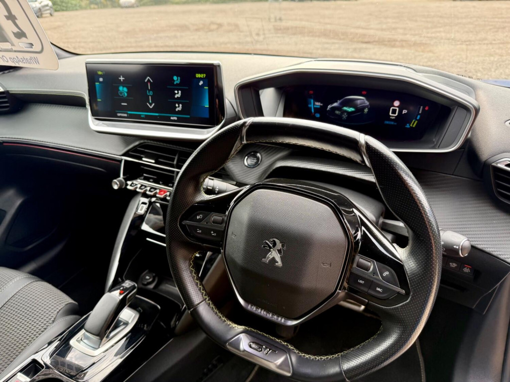 PEUGEOT E-208