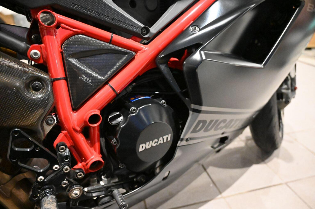DUCATI 848