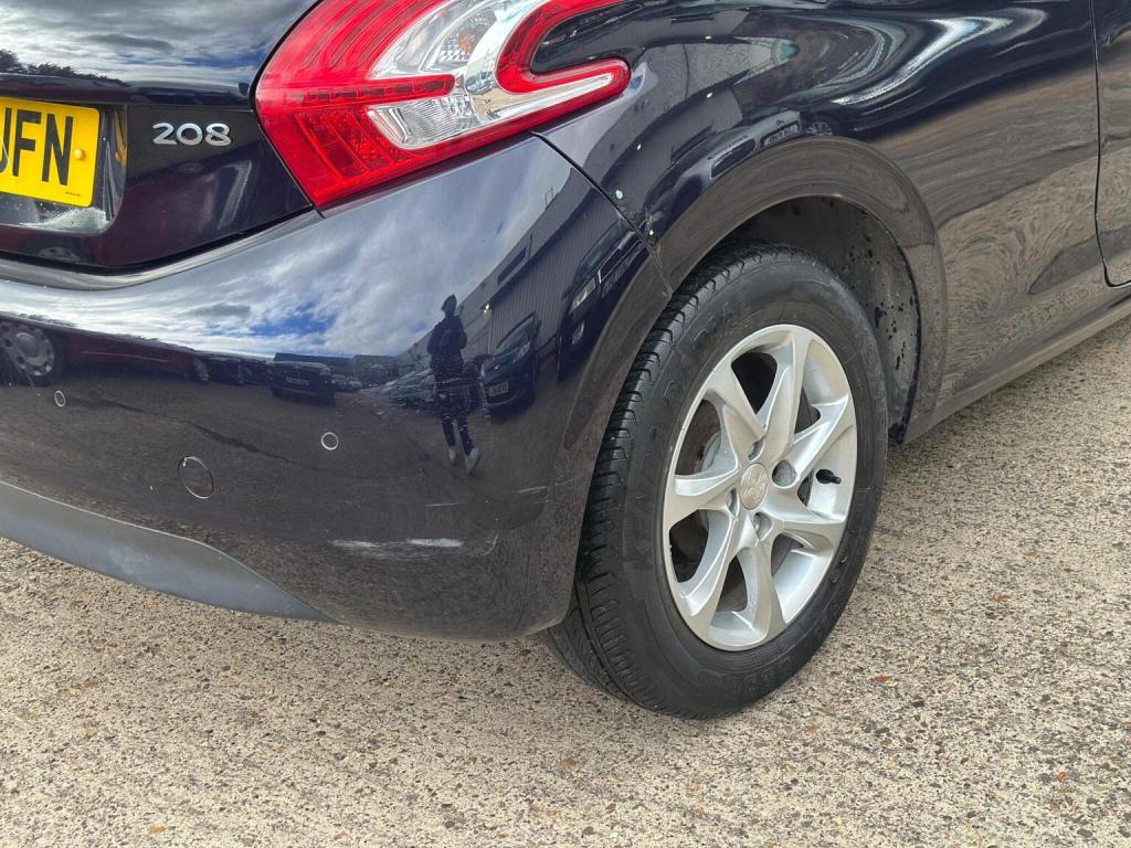 PEUGEOT 208
