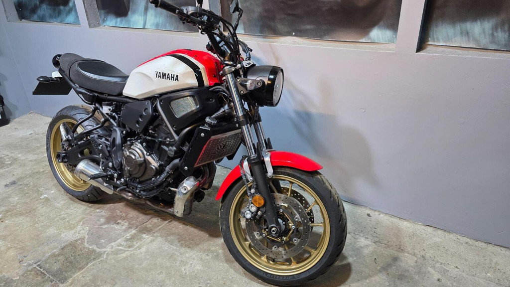 YAMAHA XSR700