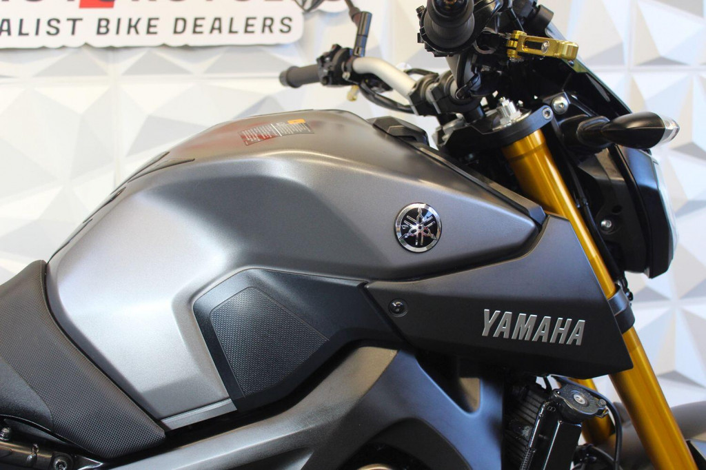 YAMAHA MT-09