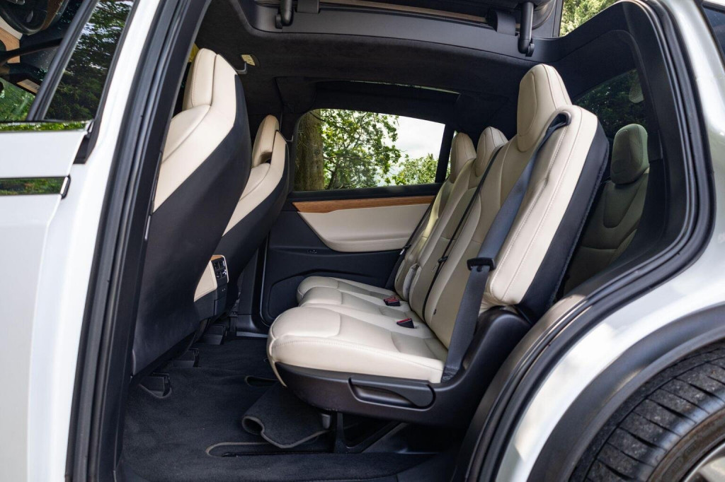 TESLA MODEL X