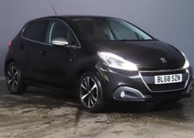 PEUGEOT 208