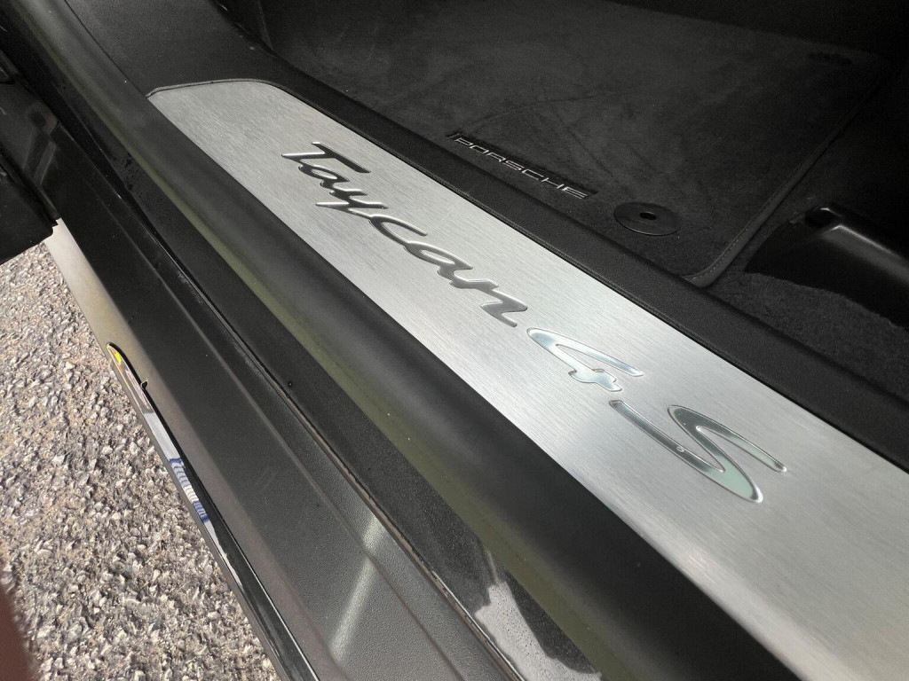 PORSCHE TAYCAN
