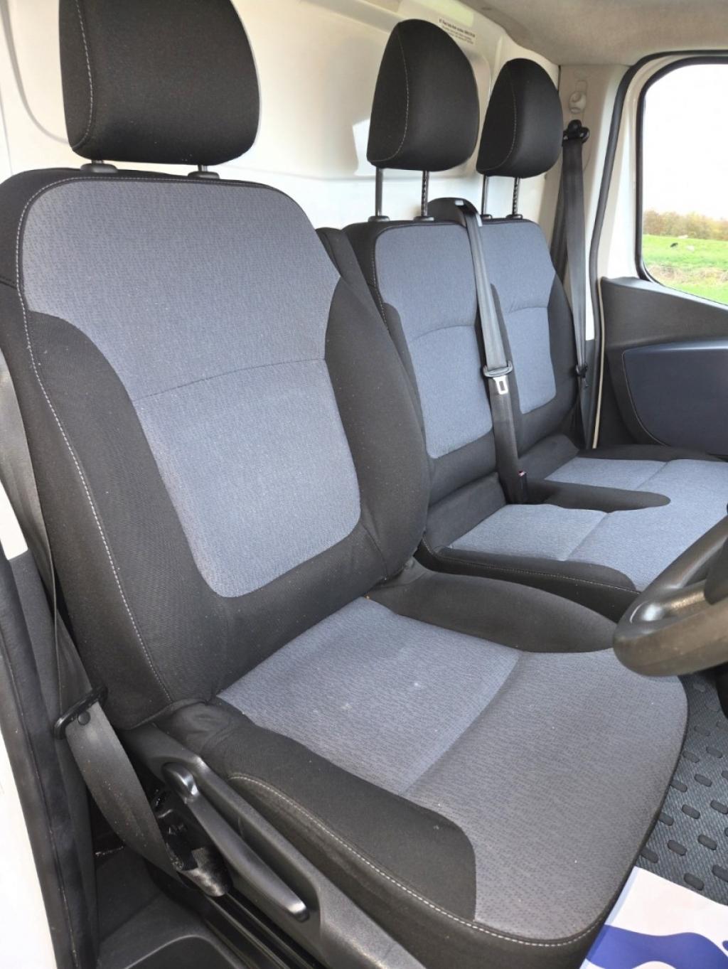 VAUXHALL VIVARO