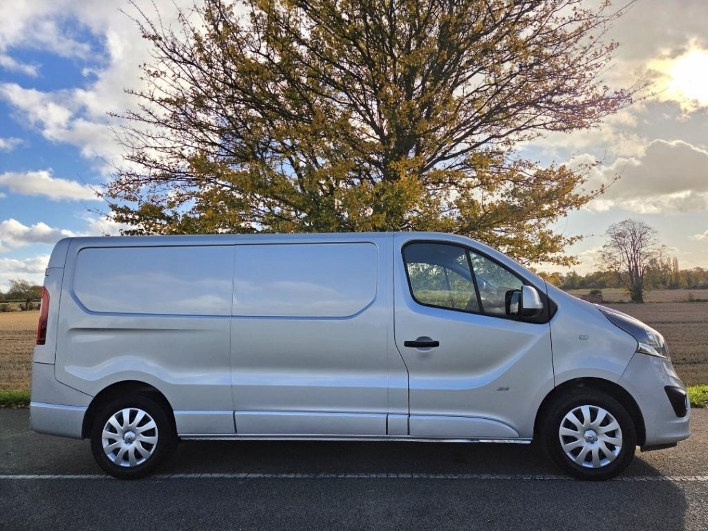 VAUXHALL VIVARO