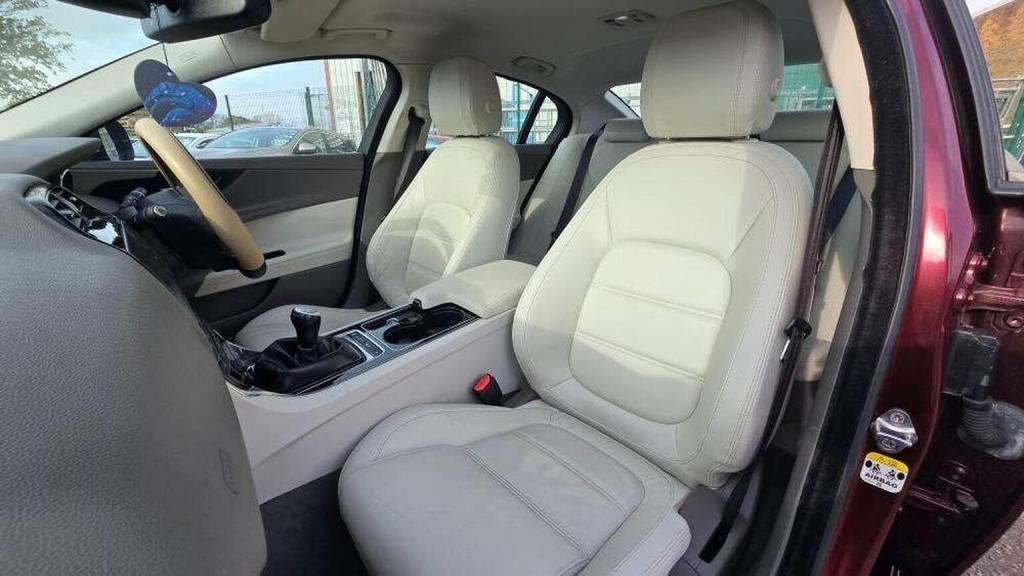 JAGUAR XE
