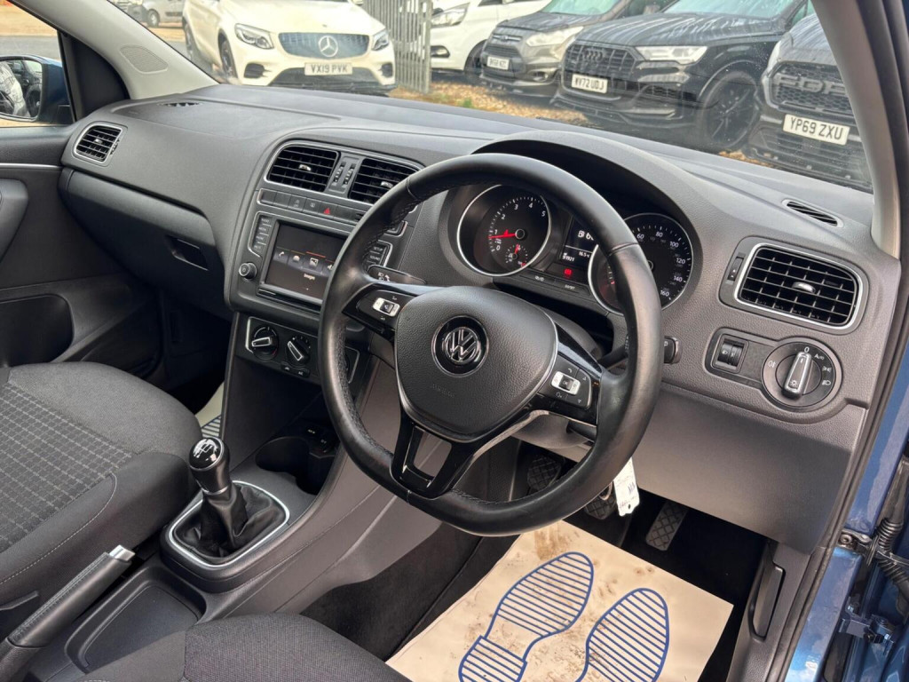 VOLKSWAGEN POLO