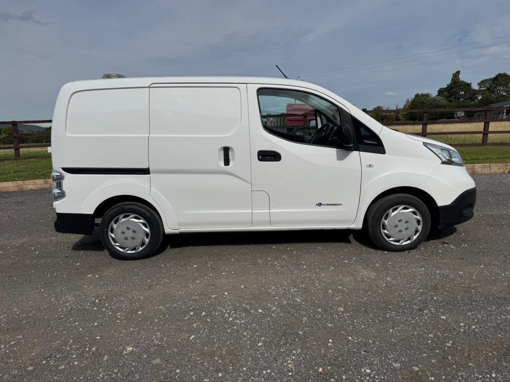 NISSAN E-NV200