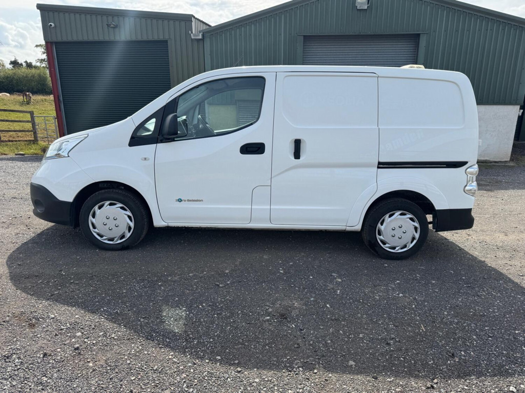 NISSAN E-NV200