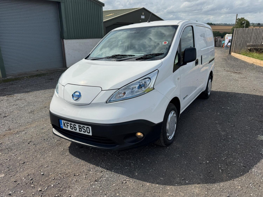NISSAN E-NV200