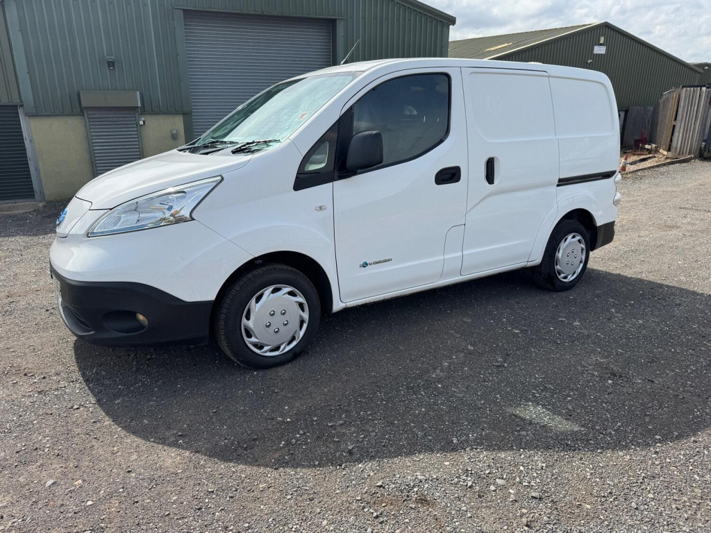 NISSAN E-NV200