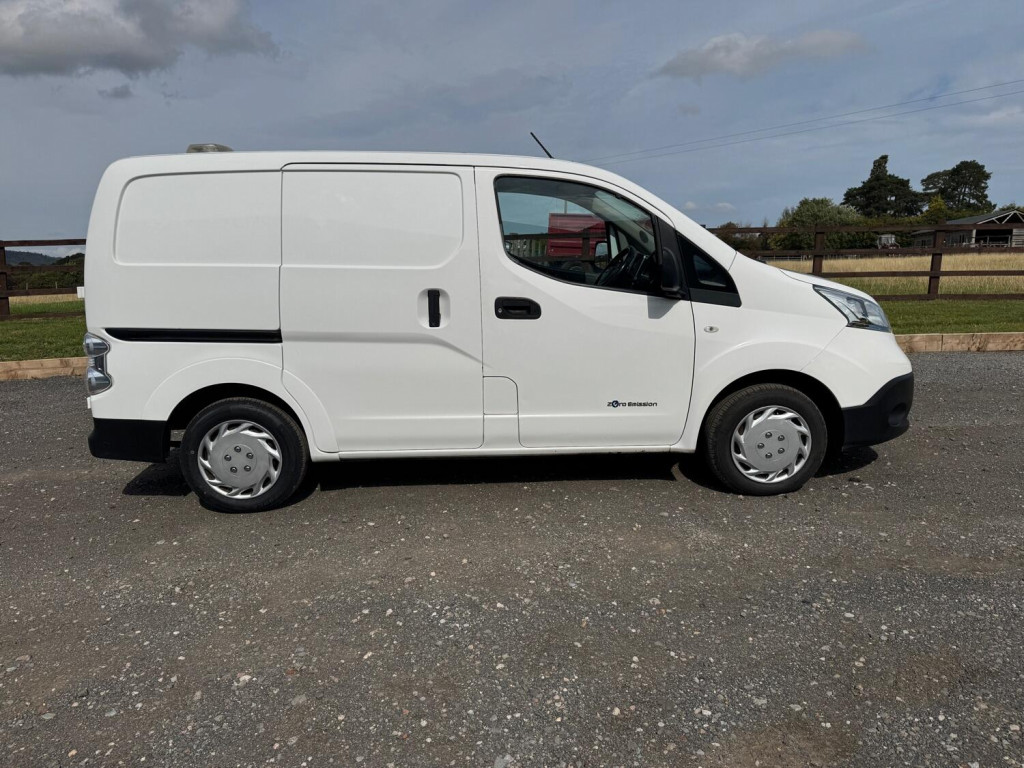 NISSAN E-NV200
