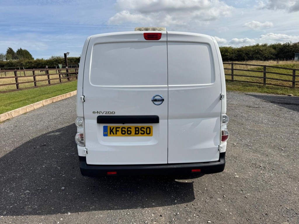 NISSAN E-NV200