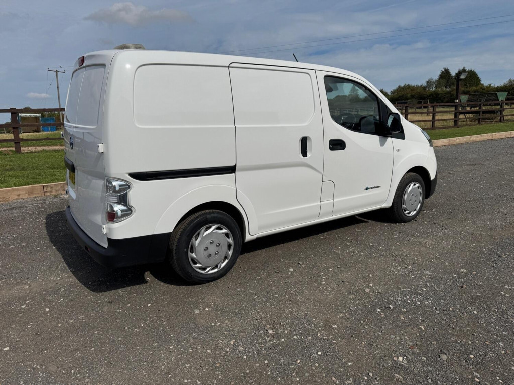 NISSAN E-NV200