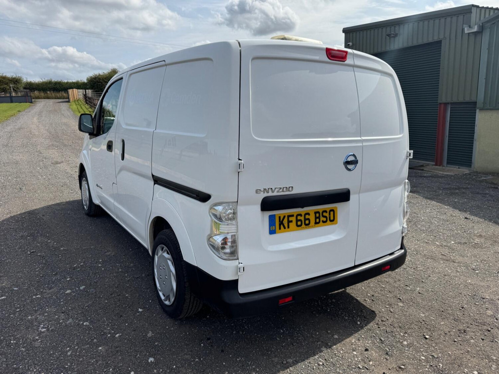 NISSAN E-NV200