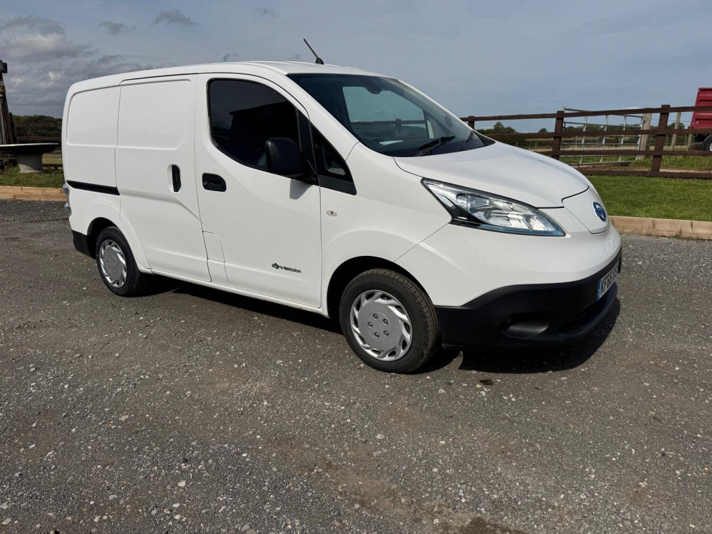 NISSAN E-NV200