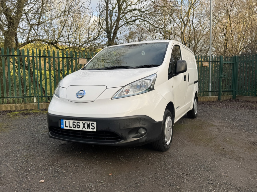 NISSAN E-NV200