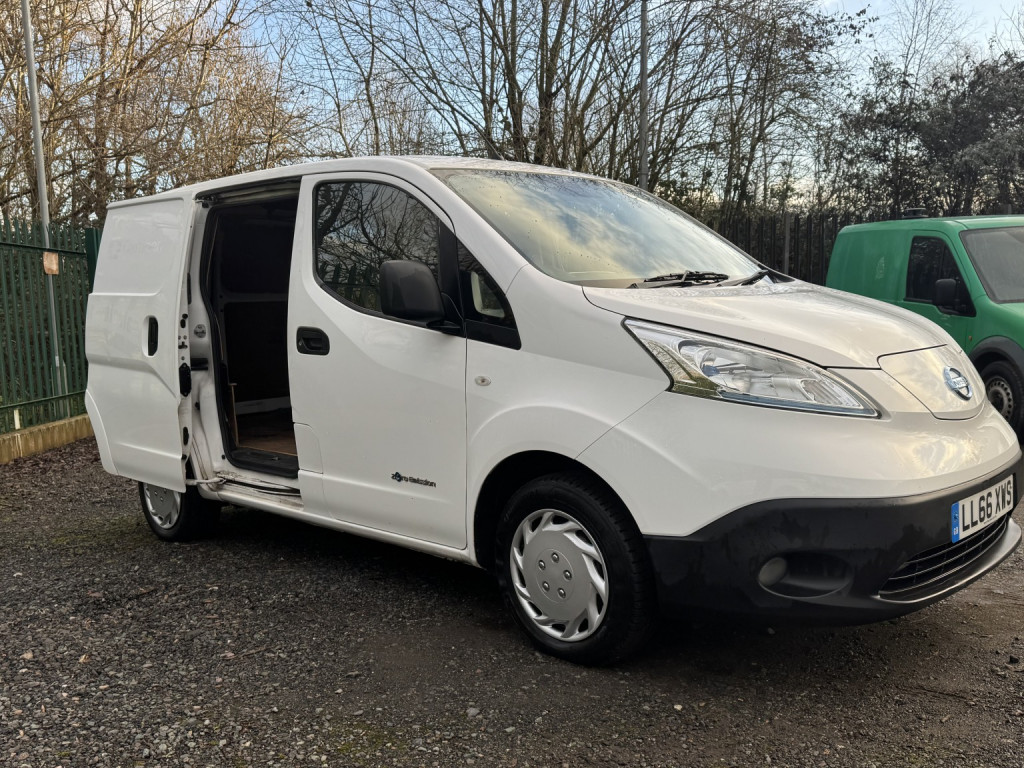 NISSAN E-NV200