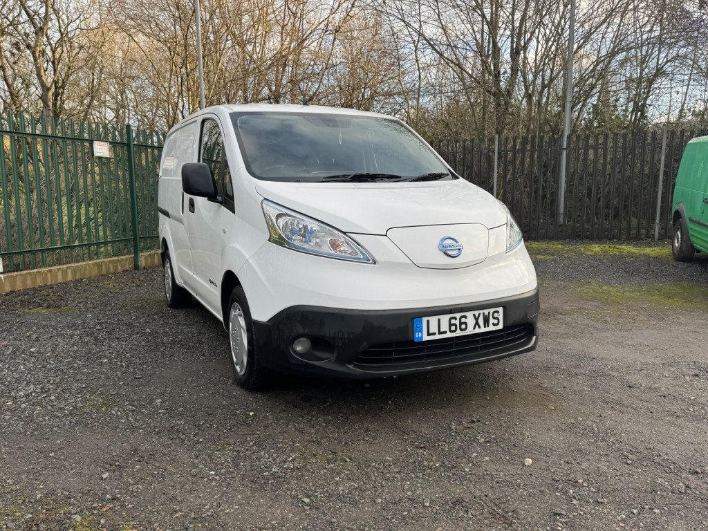 NISSAN E-NV200