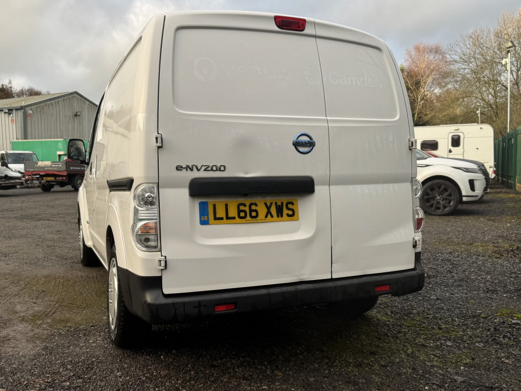 NISSAN E-NV200