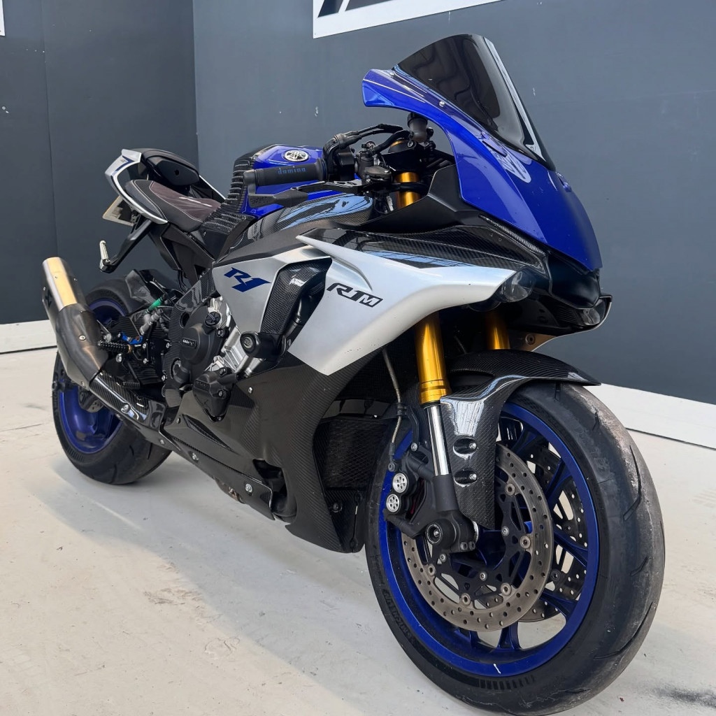 YAMAHA R1