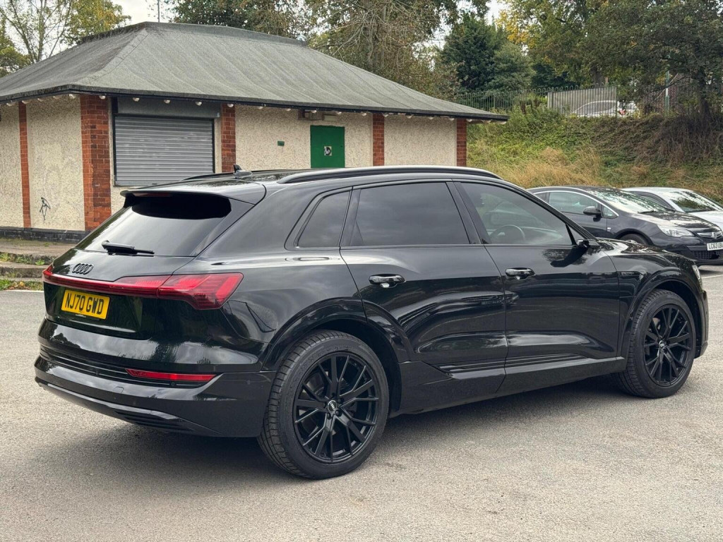 AUDI E-TRON