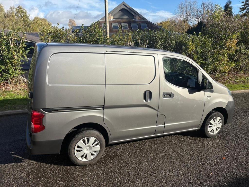 NISSAN NV200