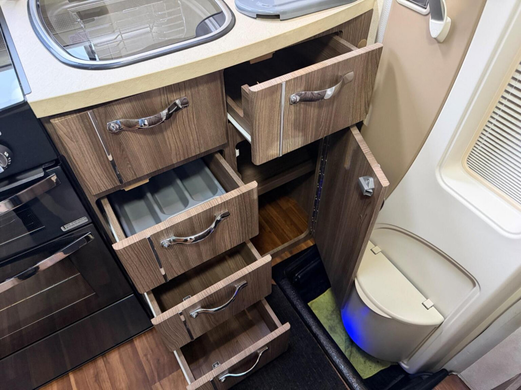 AUTO-SLEEPERS BROADWAY EK